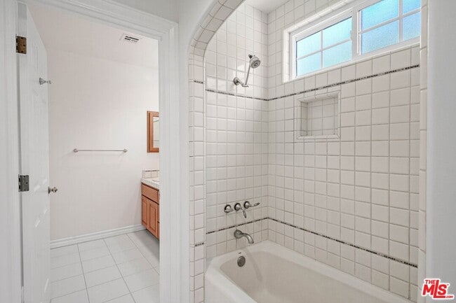 Building Photo - 424 12th St