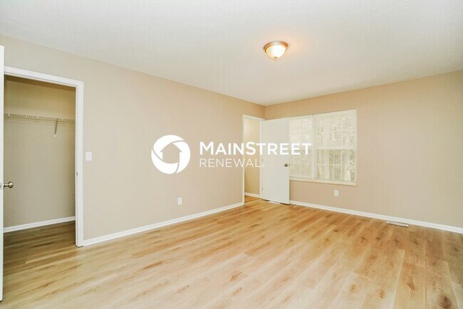 Building Photo - 3 Bedroom Pet-Friendly Home in COLUMBUS, OH with Main Street Renewal