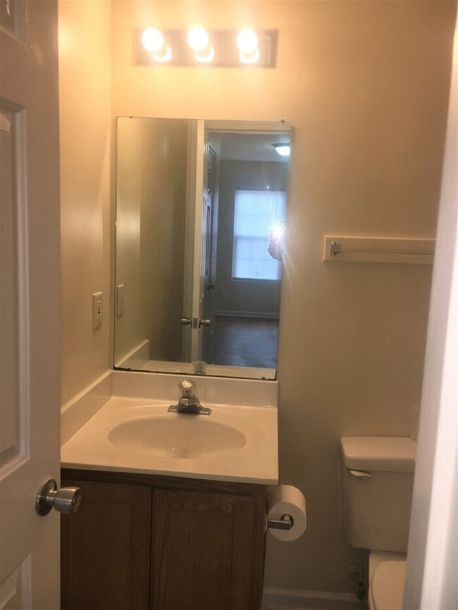 Building Photo - Cute one level Cottage 3 BR home close to ...