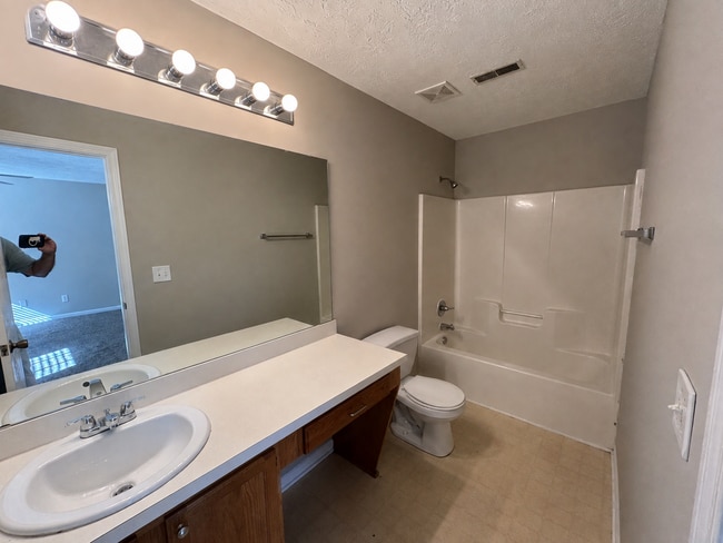 Building Photo - 318 Castle Ridge Dr