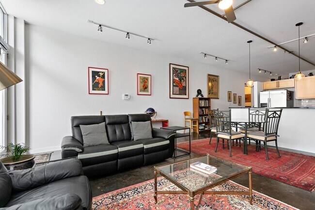 Building Photo - 1601 E Cesar Chavez St