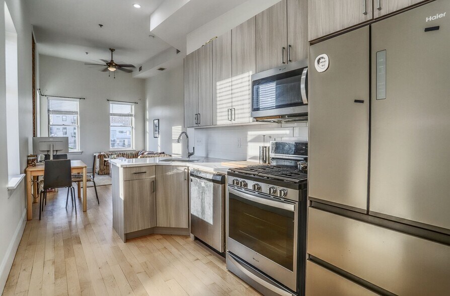 Building Photo - 301 Madison St