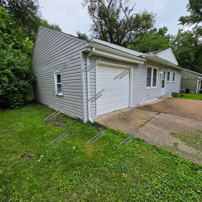 Building Photo - Beautiful 3 bedrooms and 1 bath home located on N 82nd St in Kansas City, KS