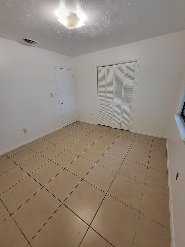 Building Photo - 5392 Dawn Ct