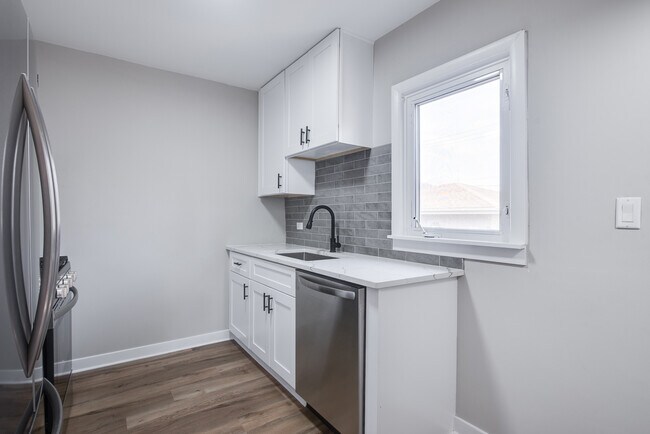 Building Photo - 1520 N Prairie Ave