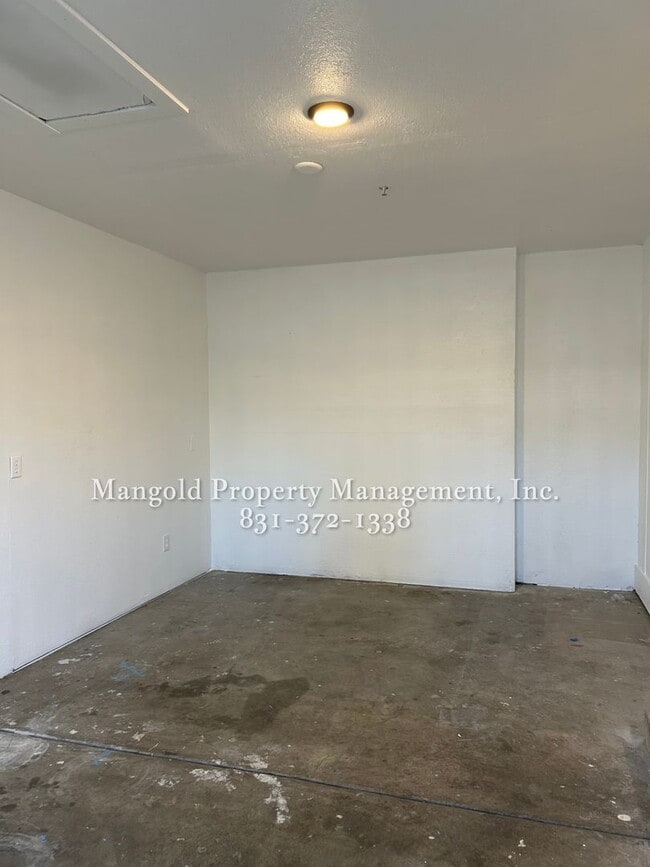 Building Photo - Spacious 3-Bedroom 2-Bath Home  with Fireplace, Fenced Yard, and Attached Garage