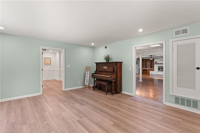 Building Photo - 3120 Willow Ave