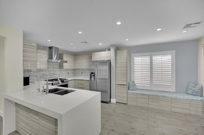 Building Photo - 9645 Grapeland Ave