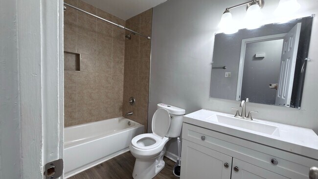 Building Photo - 2900 Edsel Pl