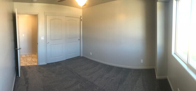 Building Photo - Beautiful 4 bedroom, 2 bathroom Home!