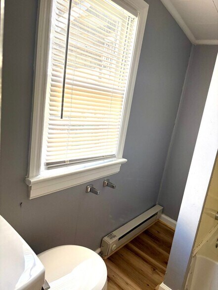 Building Photo - 201 W 5th St