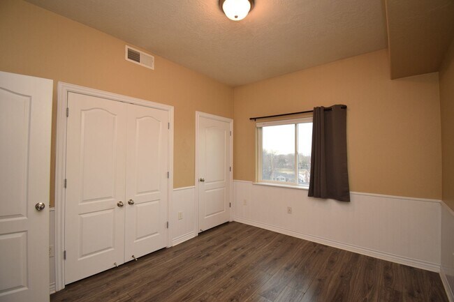 Building Photo - Great 2 Bed 2 Bath Unit in Millcreek!!!