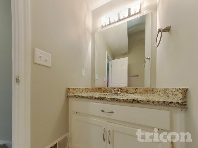 Building Photo - 891 Old Farm Walk