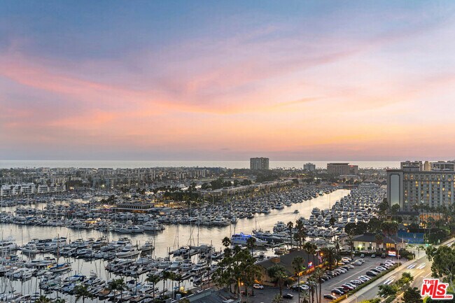 Building Photo - 13700 Marina Pointe Dr