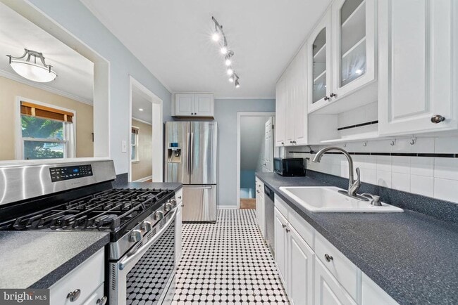 Building Photo - 2406 Huntington Ave