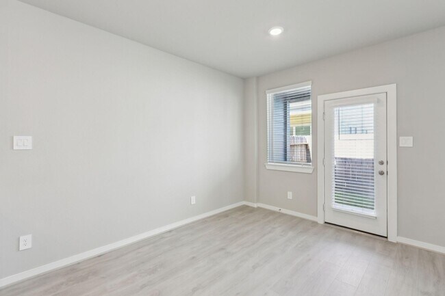 Building Photo - 567 Avisa Dr