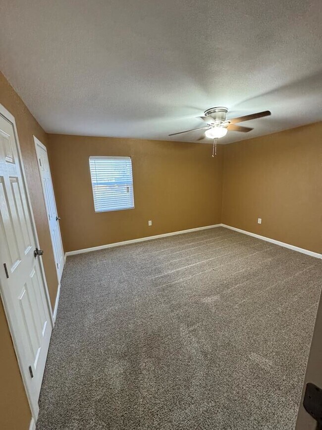 Building Photo - 2826 Hilltop Dr