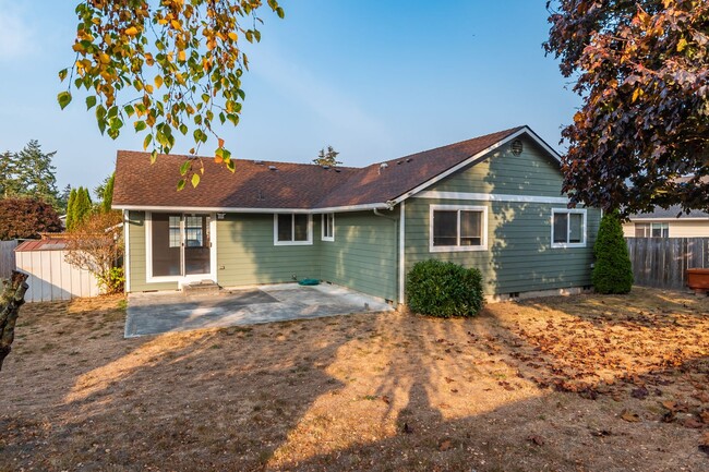 Building Photo - 3 bedroom 2 bath home *Short Term Lease Th...