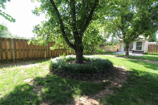 Building Photo - 1401 NE Dysart Woods Ln