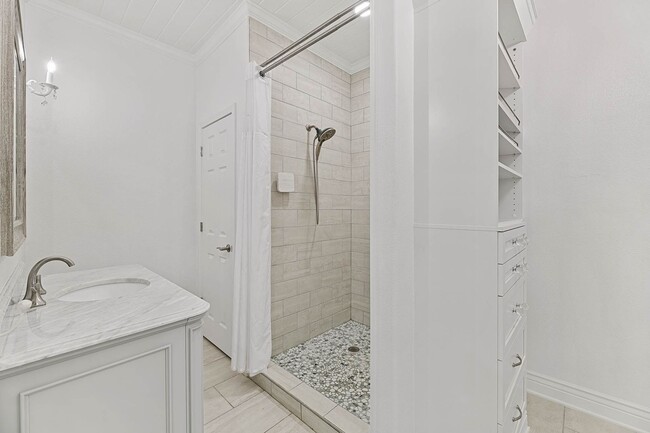 Building Photo - Charming 1BR plus bonus room, 2 full bath ...
