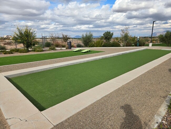 Building Photo - 713 W Longwood Dr