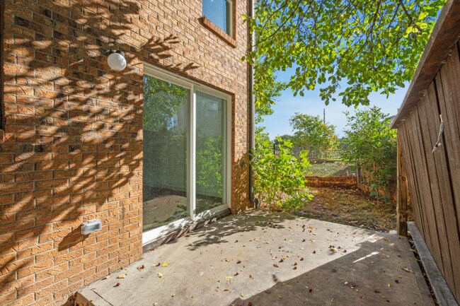 Building Photo - 1624 Banyan Dr