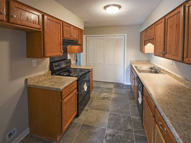 Building Photo - Updated and charming 3 bed, 2 bath with SU...