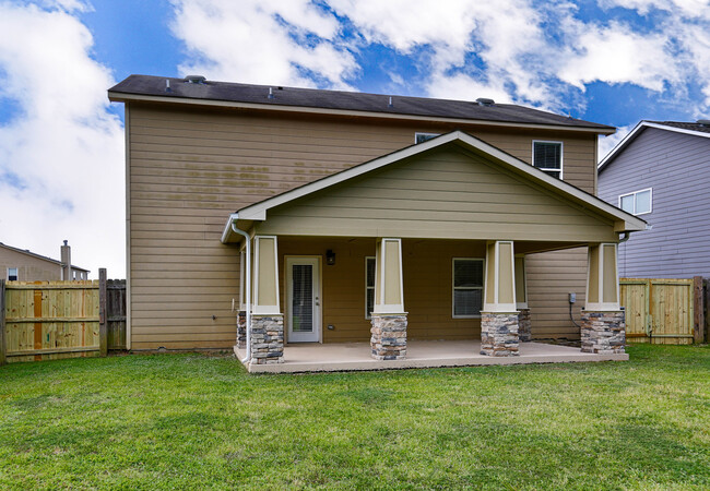 Building Photo - Large Updated 3 Bed / 2.5 Bath Home