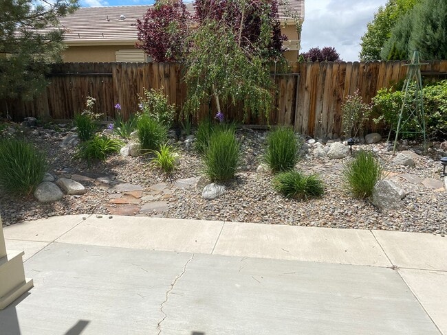 Building Photo - Huge 4 Bed 2 Bath + Den Golf Course Hom...