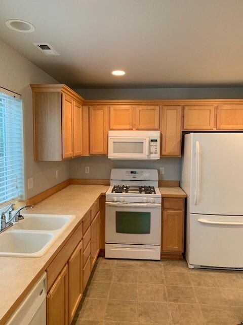 Building Photo - 3 Bedroom + Den and Loaded with Upgrades