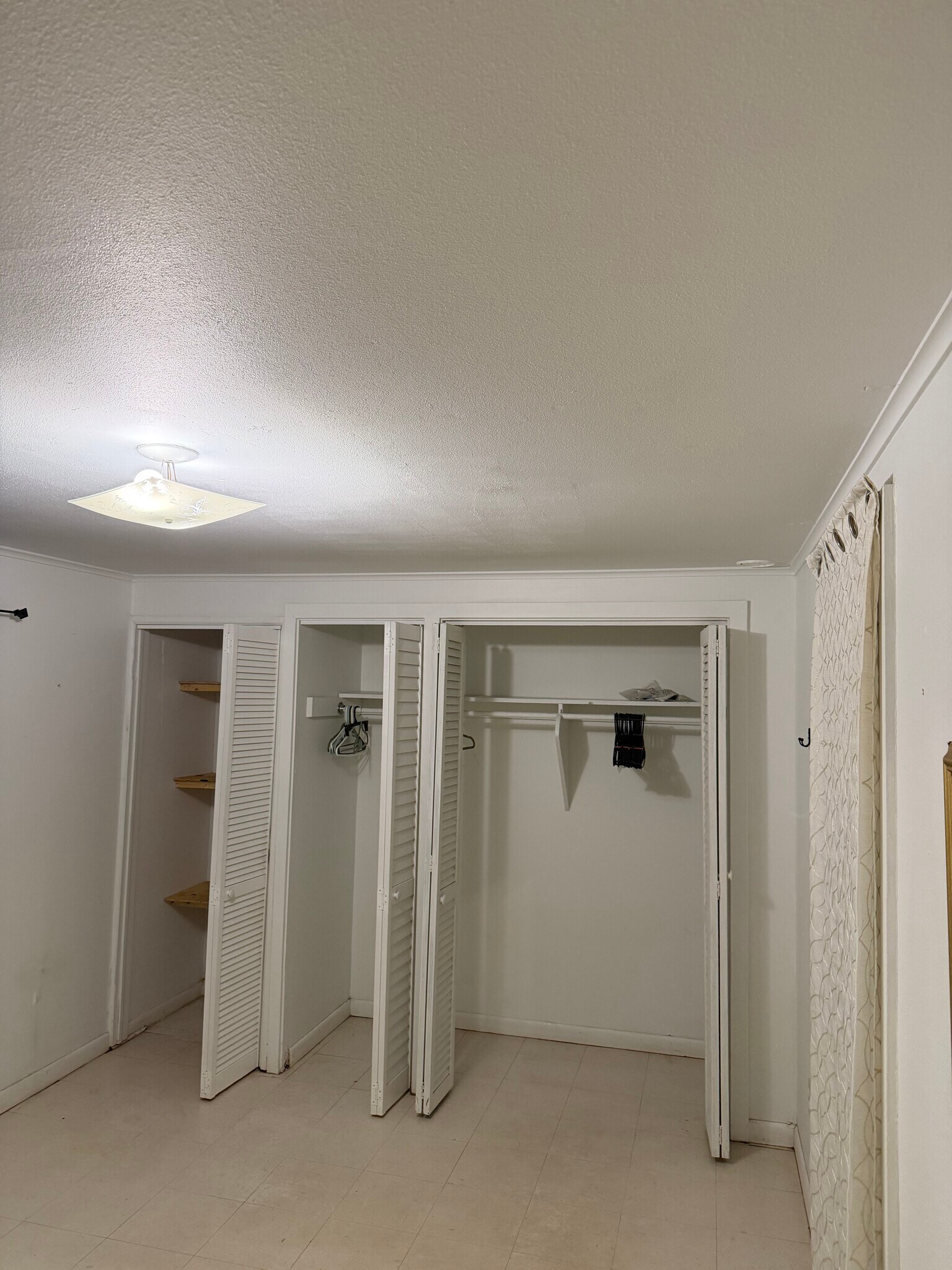 Building Photo - 205 Strawberry Ln