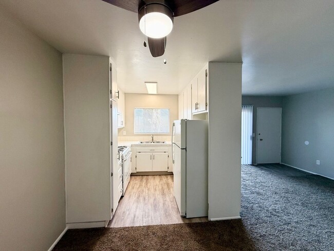 Building Photo - 1 Bedroom. Brand new flooring and paint!