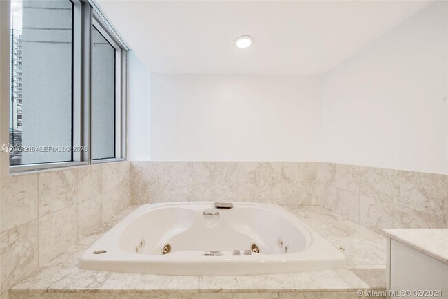 Building Photo - 1331 Brickell Bay Dr
