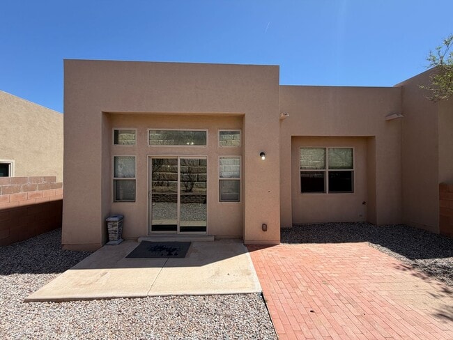 Building Photo - Beautiful Luxury Single Story Town Home Available Near Coors Blvd NW & Dellyne Ave NW!