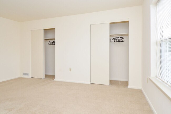 Building Photo - One Bedroom Contemporary Style Apartment on the Third Floor