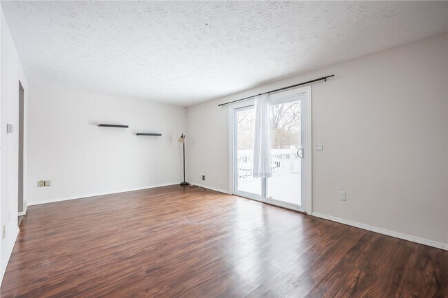 Building Photo - 16 Sanders Farm Dr