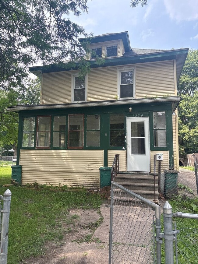 Building Photo - SPACIOUS 4 BEDROOM HOME READY TO WELCOME YOU