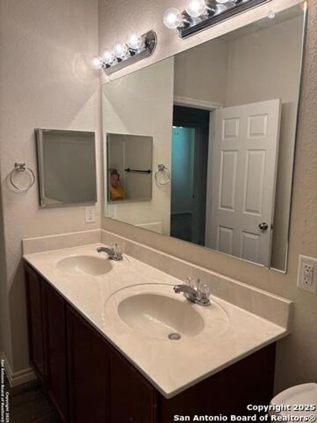 Building Photo - Welcome to this spacious 4 bedroom, 2 bathroom home located in Selma, TX.