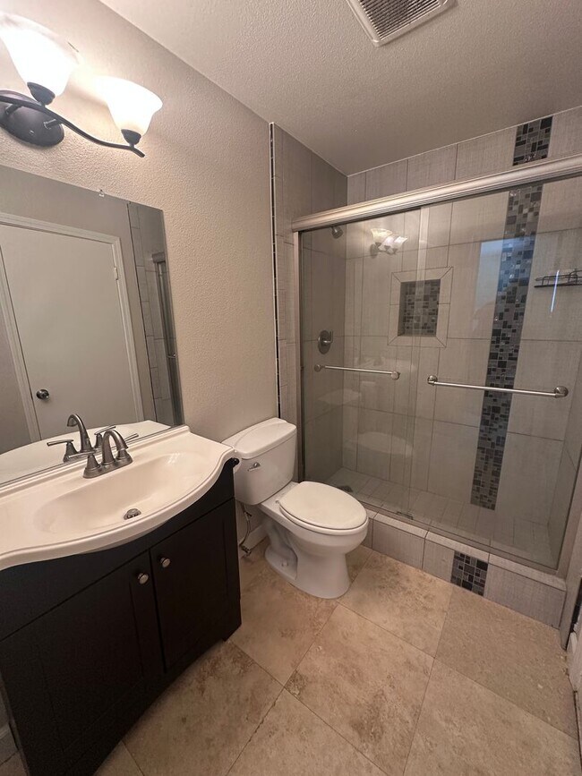 Building Photo - BACK ON MARKET - 3 bed 2 bath fully remode...
