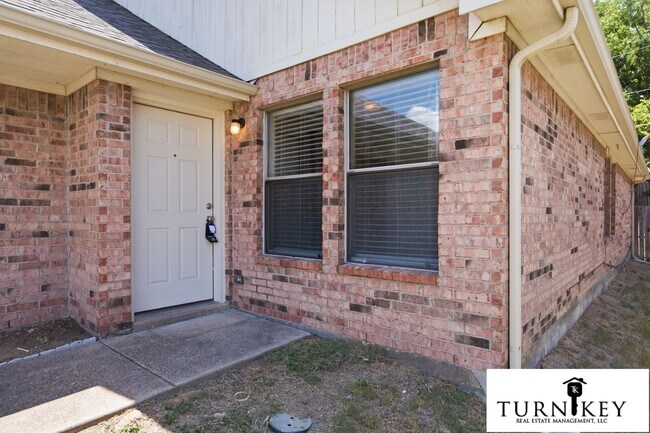 Building Photo - 3116-3118 S Cherry Ln