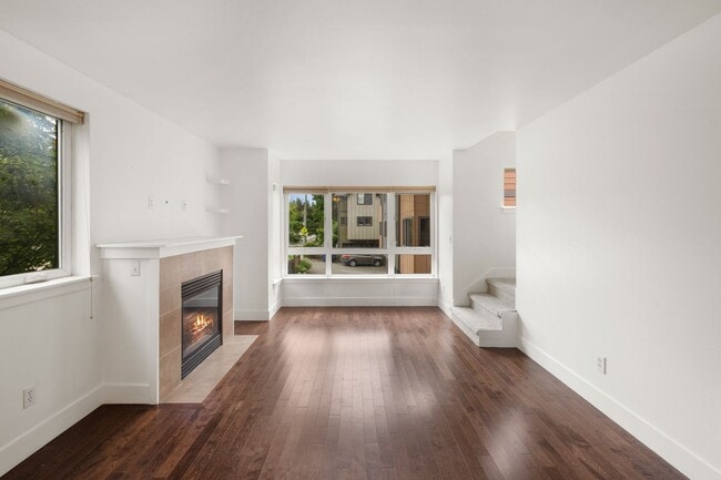 Building Photo - West Seattle - Large Bright 2 Bedroom 1.75 bath Delridge Townhouse