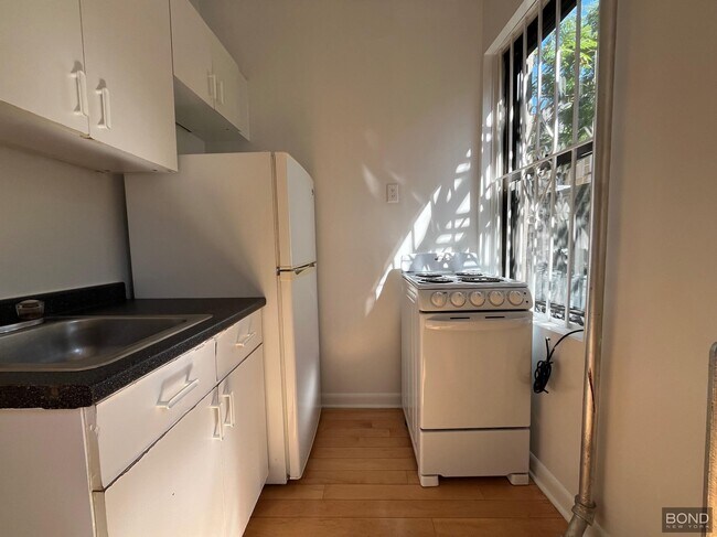 Building Photo - 164 Mott St