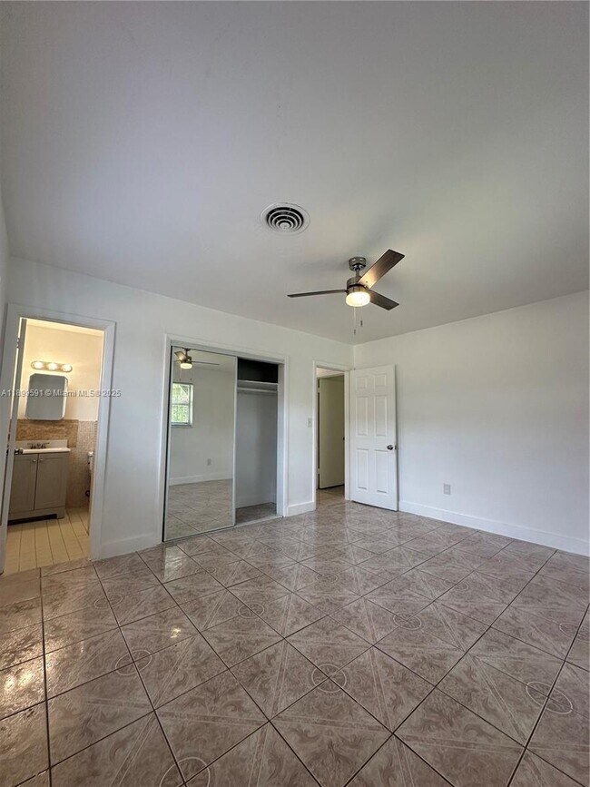 Building Photo - 16980 N Miami Ave
