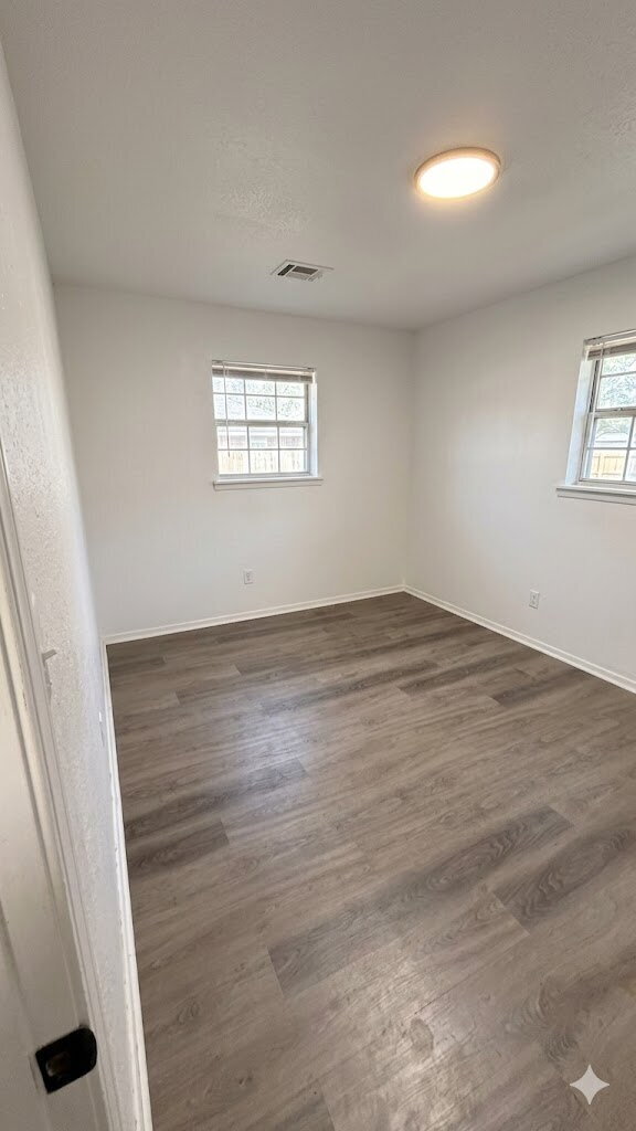 Building Photo - Versatile 5-Bedroom Residence | Ideal for Hosting & Home-Style Living!!