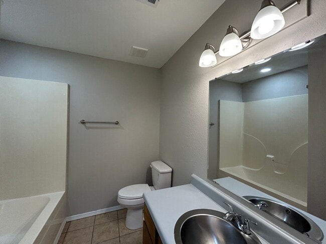 Building Photo - Minutes from Downtown Rogers – 2 Bed Apart...