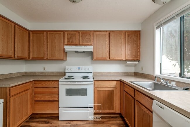 Building Photo - Irvington 2 BR - Great Location, Great Space!