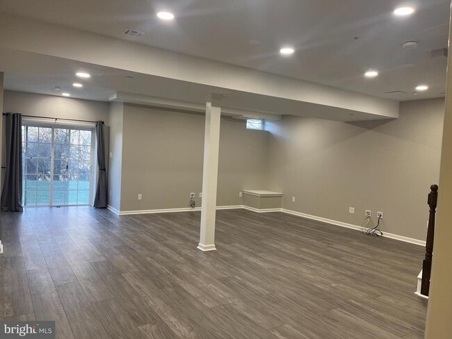 Building Photo - 233 Birchwood Dr