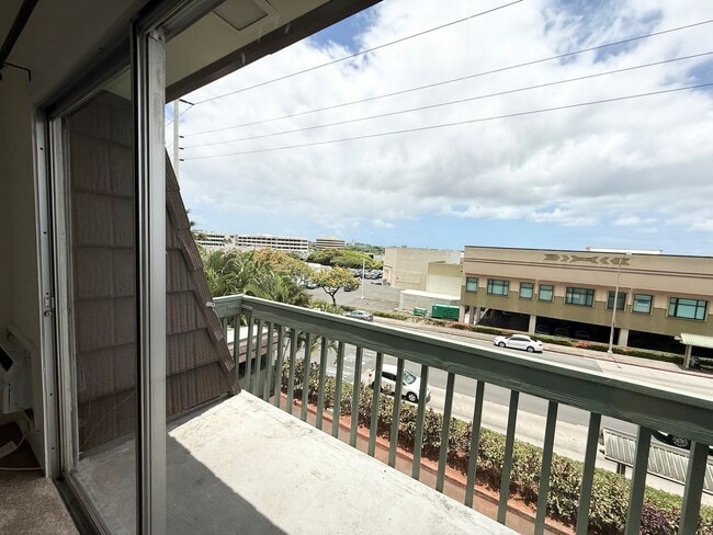 Building Photo - MOVE IN READY! Pacific Village- 3 Bd/ 2.5 Ba Town House