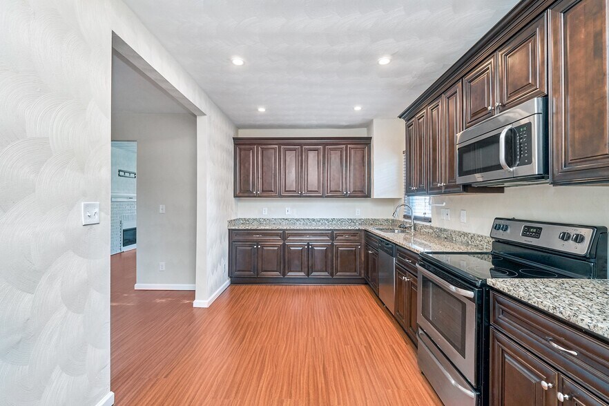 Building Photo - 1552 Fleetwood Ave