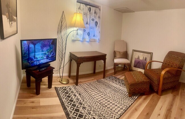 Building Photo - Fully furnished, short term 1 bedroom!
